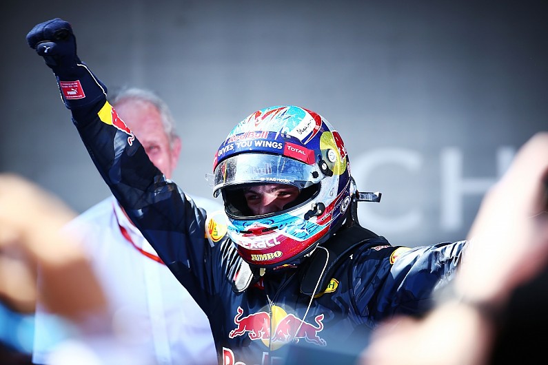 O Φερστάπεν πανηγυρίζει την πρώτη νίκη του στη Formula 1.