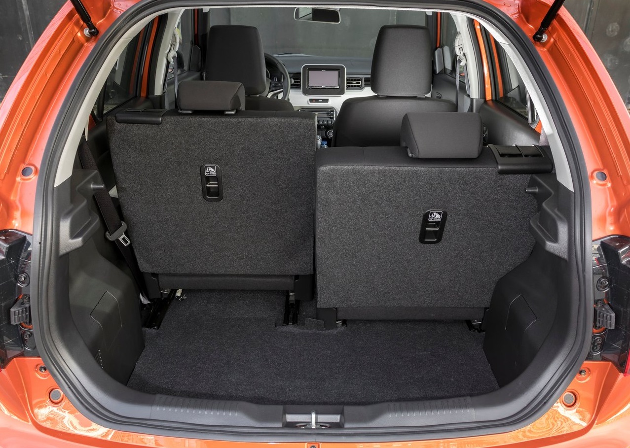 Τα πίσω καθίσματα είναι συρόμενα και διαιρούμενα.