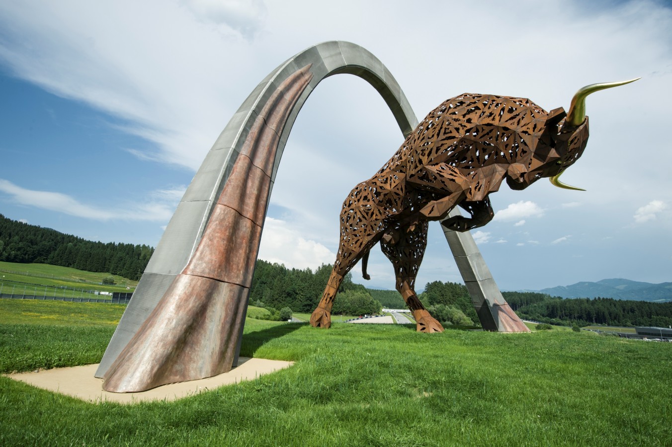 Το τεράστιο γλυπτό ενός ταύρου κοσμεί την πίστα του Σπίλμπεργκ στην Αυστρία.