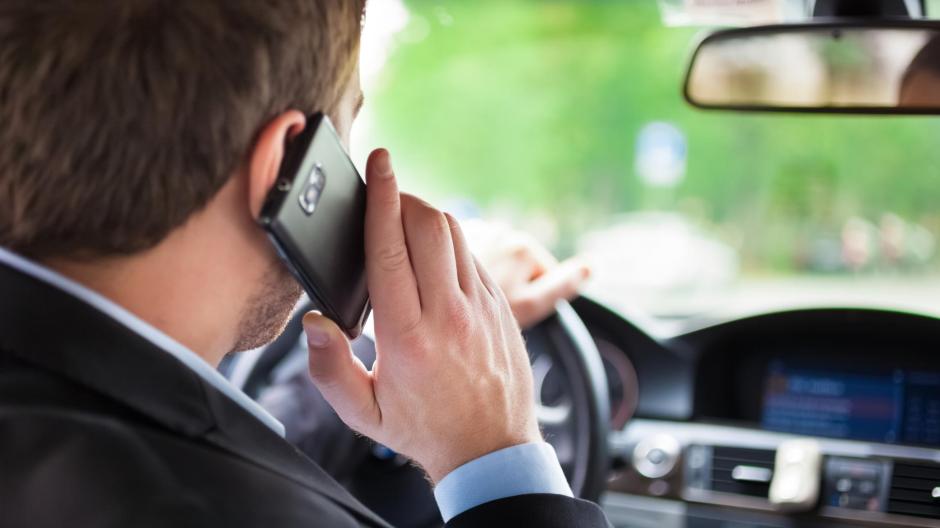 H χρήση κινητού κατά την οδήγηση έχει εξελιχθεί σε σύγχρονη μάστιγα.