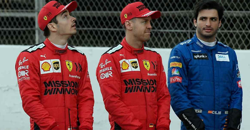 O Σάινθ δίπλα στους δύο φετινούς πιλότους της Ferrari, Λεκλέρ και Φέτελ.
