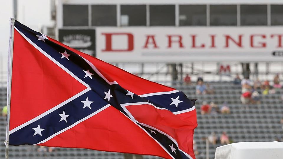 Σημαία των Νοτίων στην πίστα του Ντάρλινγκτον σε αγώνα NASCAR.