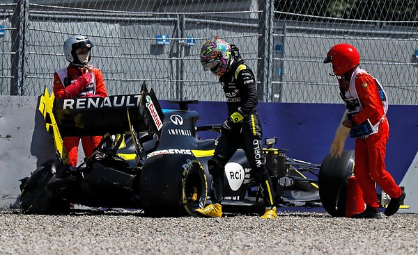 O Aυστραλός αποχώρησε κουτσαίνοντας ελαφρά.