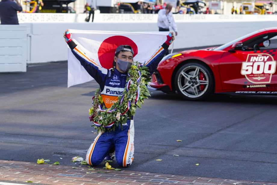 O Σάτο πανηγυρίζει τη νίκη του στο εφετινό Indy 500.