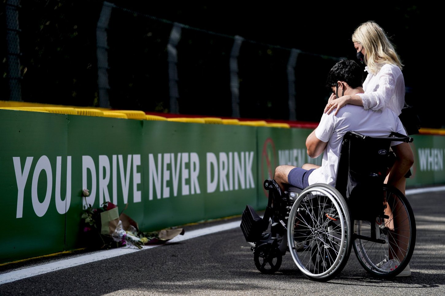 O Koρέα άφησε λουλούδια στο σημείο της πίστας όπου σκοτώθηκε ο Ιμπέρ.