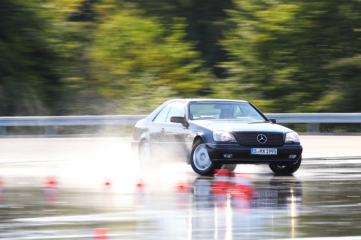 H Mercedes S-class Coupe του 1995 ήταν το πρώτο μοντέλο παραγωγής με ESP.