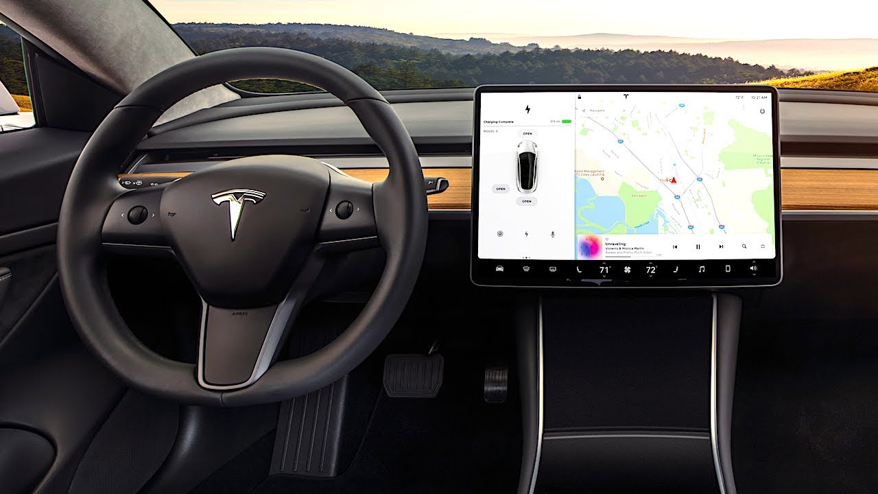Aπό το Tesla Model 3 απουσιάζουν οι κλασικοί διακόπτες και όλα γίνονται μέσω μίας μεγάλης οθόνης αφής.