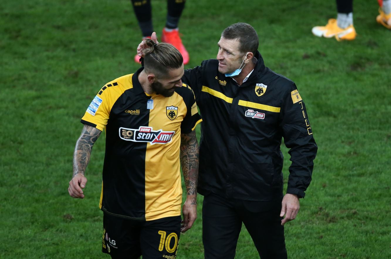 Ο Καρέρα μιλάει με τον Λιβάια μετά το ματς με τον ΟΦΗ