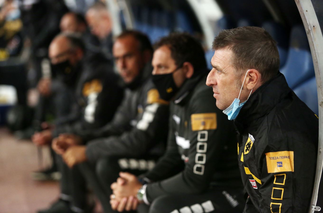 Ο Καρέρα με τους βοηθούς του Κολονέλο και Παναγιωτάρα στον πάγκο