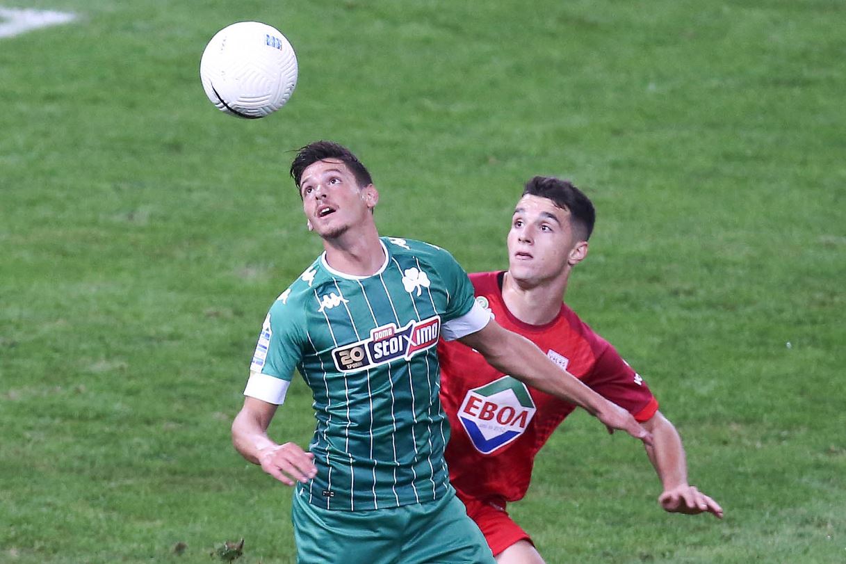 Ο Δουβίκας διεκδικεί την μπάλα με τον Χατζηγιοβάνη στο Παναθηναϊκός - Βόλος