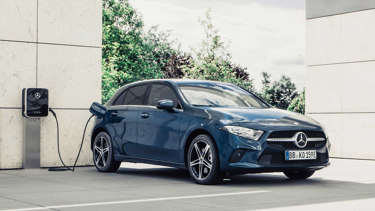 H Mercedes A 250 e προσφέρει έως 75 χλμ. αυτονομία με τη μπαταρία της.