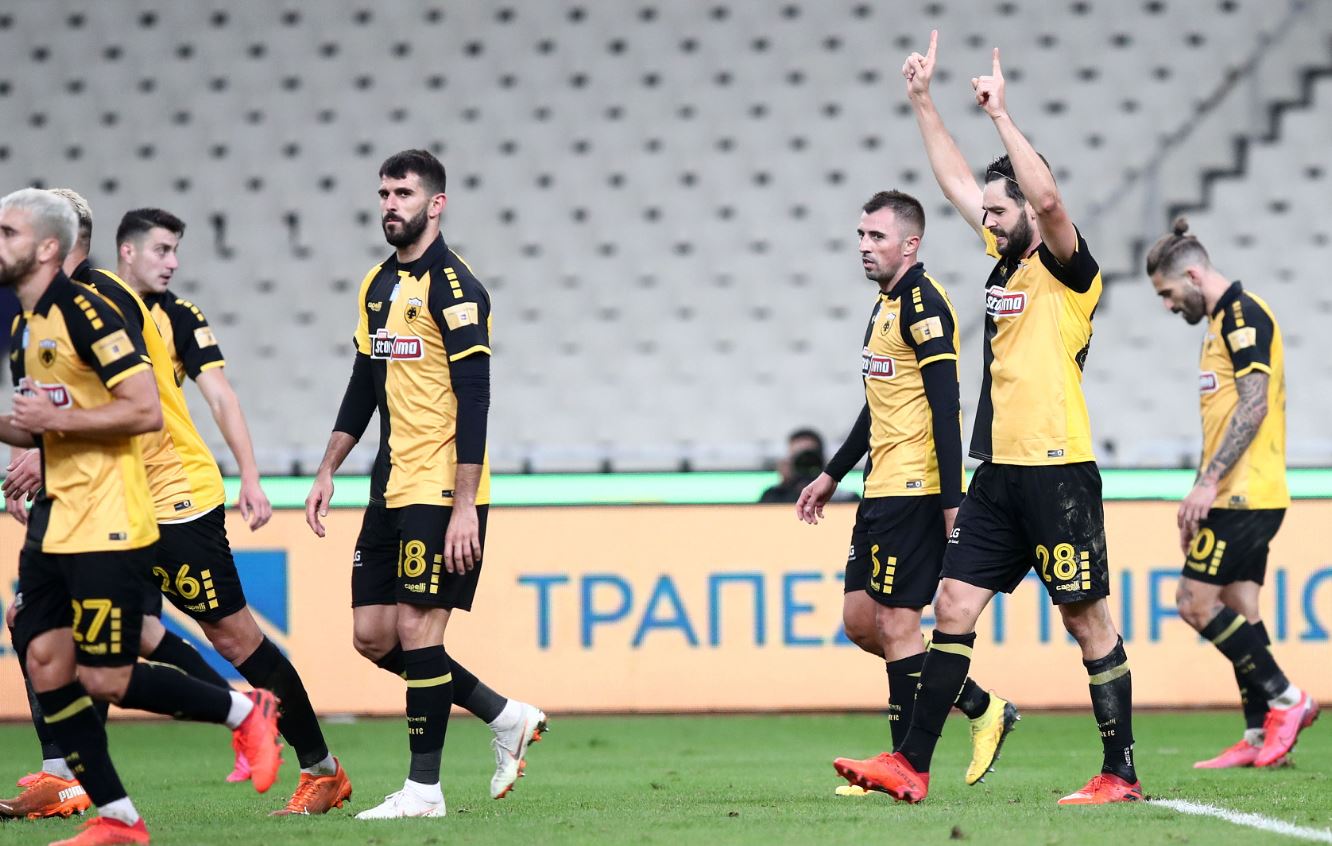 Ο Σάκχοφ και οι παίκτες της ΑΕΚ μετά το 2-1 επί του ΟΦΗ