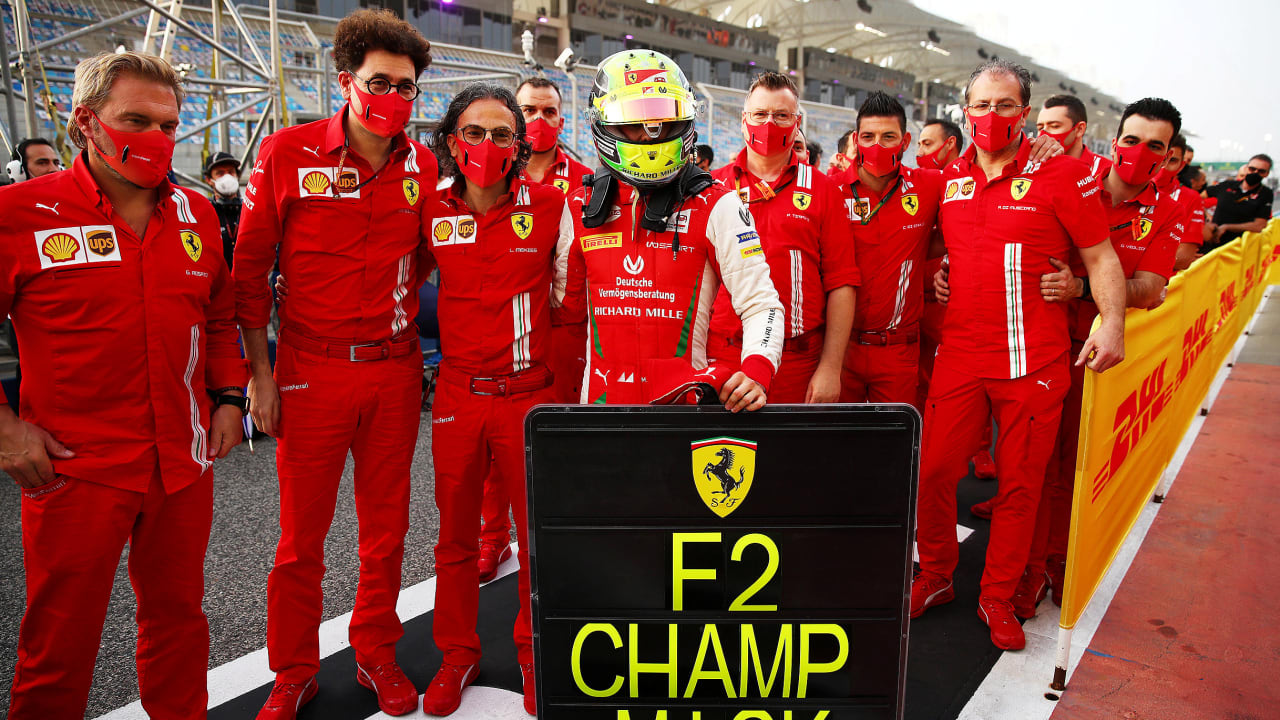 O Μικ Σουμάχερ πανηγυρίζει το πρωτάθλημα της Formula 2 με τον Μπινότο και την ομάδα της Ferrari.