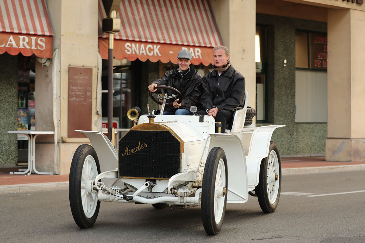 O Mικ Σουμάχερ οδηγεί στο πλευρό του Κούλθαρ μία κλασική Mercedes του 1904.
