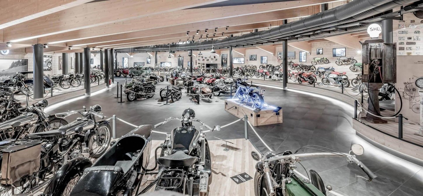 Στη μεγάλη αίθουσα φιλοξενούνταν περίπου 320 ιστορικές μοτοσικλέτες.