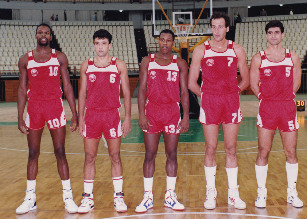 Οταν ο Σκάρι κυνηγούσε τον Γιατζόγλου με το γύψο στο χέρι (vid&pics) |  Basket League & Ολυμπιακός | gazzetta.gr