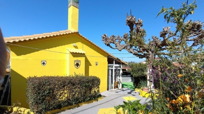 Ηλικιωμένος στην Αμφιλοχία έβαψε ολόκληρο το σπίτι του ΑΕΚ: Το ονόμασε «φωλιά που πετούν οι αετοί» 