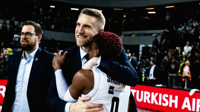 Ο πρώην «αρχιτέκτονας» της Παρί και της Βόννης, Τουόμας Ίσαλο ανέλαβε το τιμόνι των Γκρίζλις