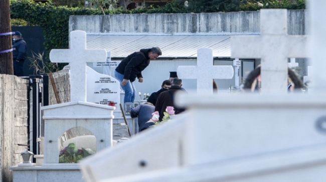 Χαμός και άγριο ξύλο σε κηδεία στη Θεσσαλονίκη: 60χρονος άρπαξε έναν μαρμάρινο σταυρό και χτύπησε μια γυναίκα στο κεφάλι