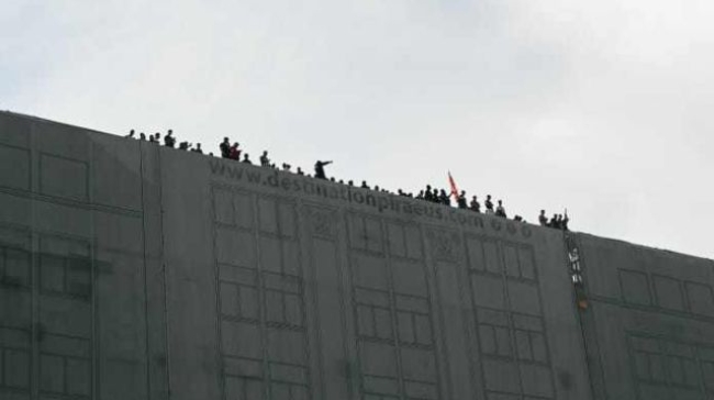 Χαμός στην πλατεία Κοράη, ανέβηκαν μέχρι και σε ταράτσες για να δουν τον τελικό του Ολυμπιακού