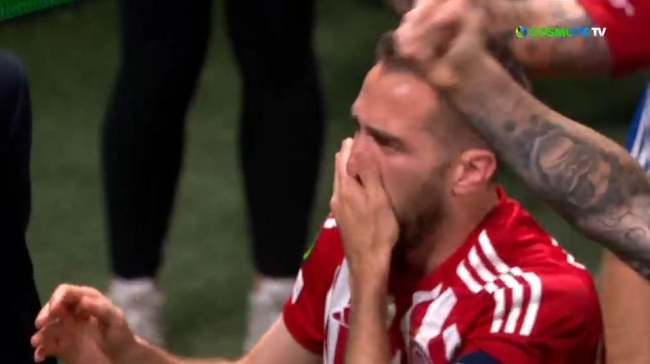 Το κλάμα του Φορτούνη μπροστά στους εκστασιασμένους φίλους του Ολυμπιακού (vid)