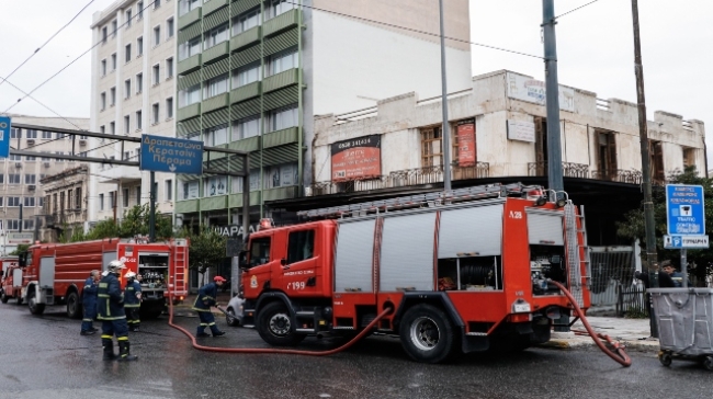 Μεγάλη φωτιά σε εστιατόριο στο κέντρο του Πειραιά: Πυκνοί καπνοί στην περιοχή (vid)