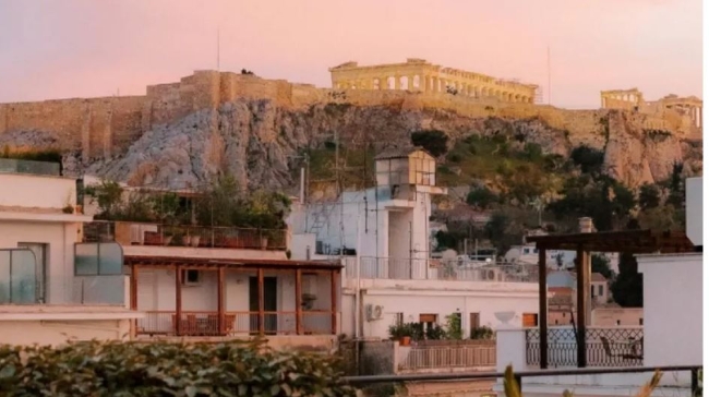 Οι ταράτσες της Αθήνας: 8 στέκια για καφέ, φαγητό και δροσερά κοκτέιλ με θέα