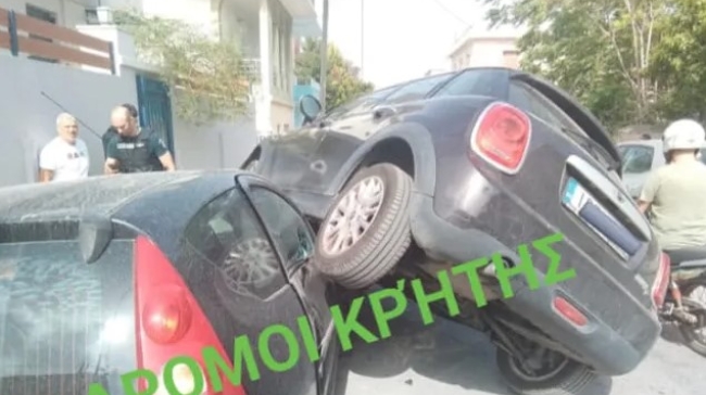 Απίστευτο τροχαίο στα Χανιά: Αυτοκίνητο «προσγειώθηκε» πάνω σε σταθμευμένο όχημα
