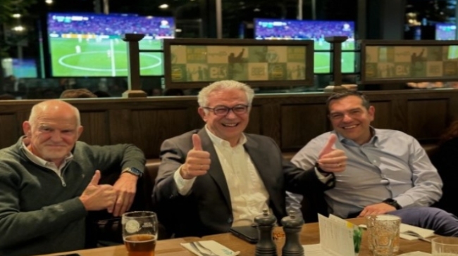 Τσίπρας, Παπανδρέου και Ρουσόπουλος παρακολούθησαν μαζί τον θρίαμβο του Ολυμπιακού