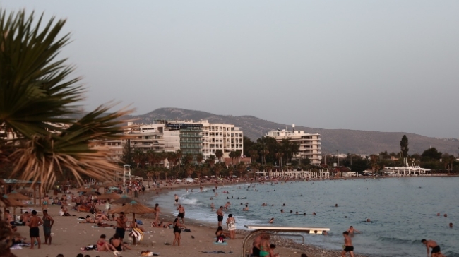 Ξεχύθηκαν στις παραλίες οι Αθηναίοι: Έφτασε το πρώτο κύμα ζέστης (vid) 