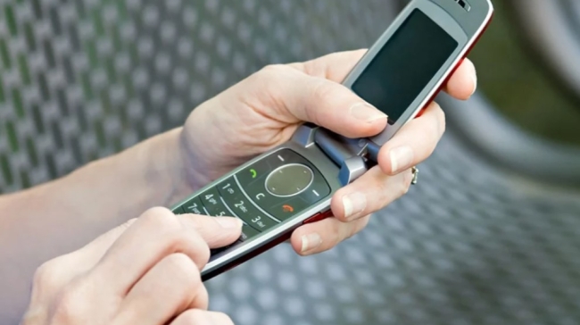 Επιστροφή στα πλήκτρα για καλύτερη ψυχική υγεία: Από τα smartphones των 1500 ευρώ στα κινητά με πορτάκι των 60