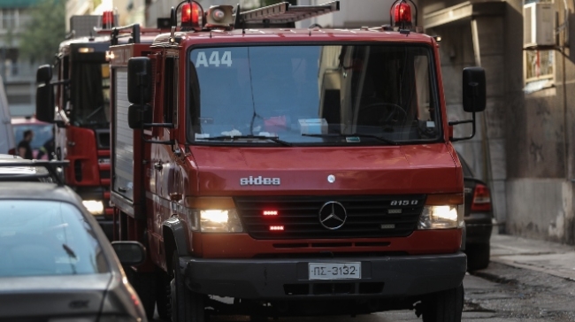 Μεγάλη φωτιά στο Πάρκο Γουδή: Καίγεται το θέατρο Μπάντμιντον