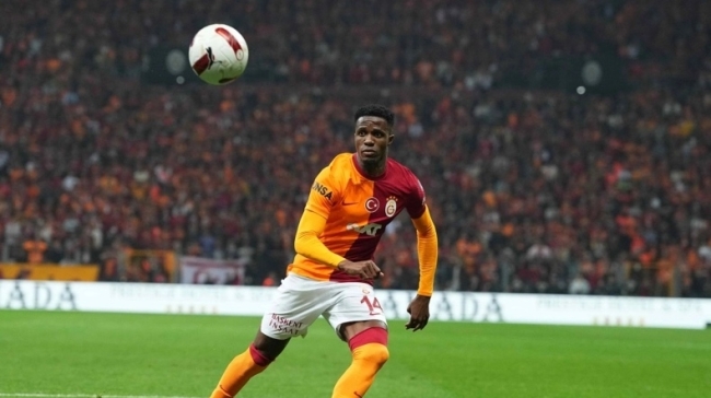 Ο Ζαχά θα συνεχίσει ως δανεικός στη Λυών 