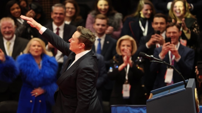 Θύελλα αντιδράσεων για την κίνηση του Μασκ: Ναζιστικός χαιρετισμός ή άγαρμπη χειρονομία;