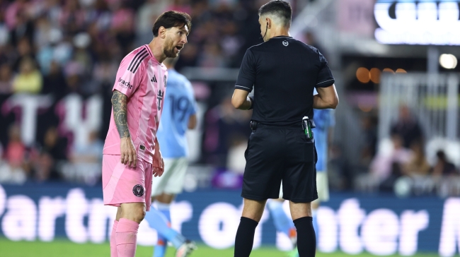Οργισμένος Μέσι στην πρεμιέρα του MLS: Το «είσαι δειλός» στον διαιτητή και το «θα τα πούμε στα αποδυτήρια» σε αντίπαλο βοηθό!