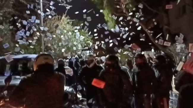 Μέλη του Ρουβίκωνα «επισκέφθηκαν» το σπίτι του Κώστα Τασούλα στην Κηφισιά και πέταξαν τρικάκια στην είσοδο (vid)