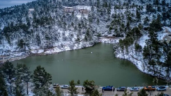 Έπεσαν τα πρώτα χιόνια στην Πάρνηθα: Τι δείχνει η πρόγνωση