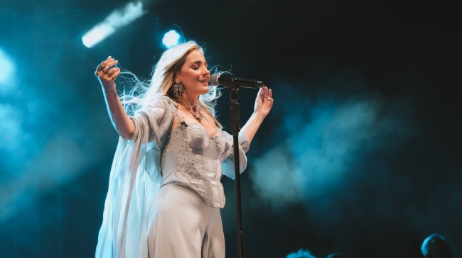 Η Νατάσσα Μποφίλιου στο Gazzetta: «Μας βλέπουν ανίσχυρους μέχρι να γίνουμε το ποτάμι που δε γυρίζει πίσω»