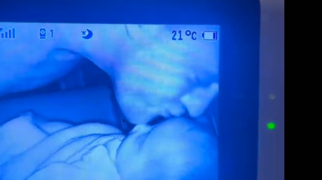 Επικός μπαμπάς: Δίνει «οδηγίες» στο μωρό του για να σταθεί τυχερός με τη μαμά (vid)