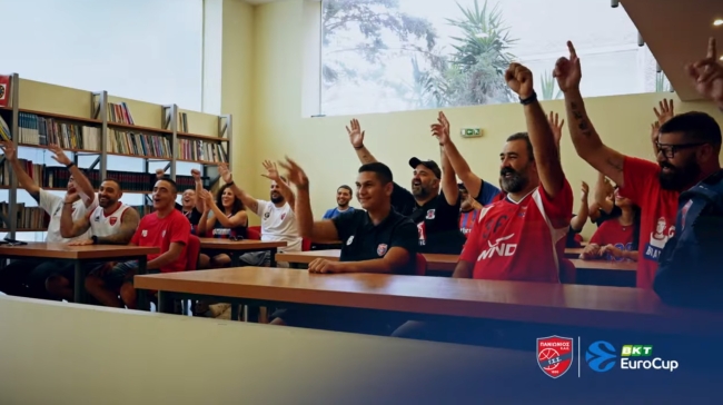 Συνθήματα του Πανιωνίου σε ξένες γλώσσες και μάθημα γαλλικών από τον πρόεδρο ενόψει ΕuroCup