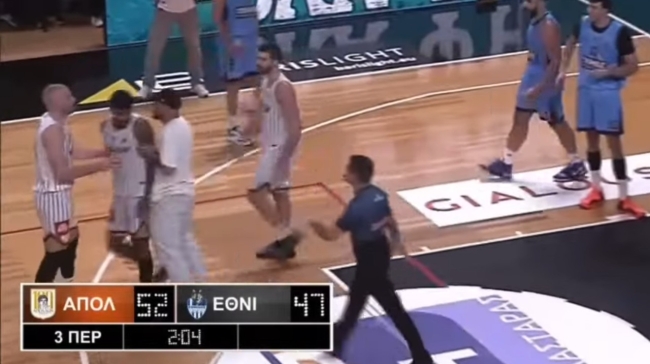 Απίστευτο περιστατικό στη National League 1: Οπαδός μπήκε στο παρκέ και έσπρωξε παίκτη!