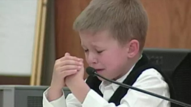 Σπαρακτική μαρτυρία 7χρονου: Η στιγμή που λέει στο δικαστήριο ότι η μητέρα του έπνιξε την αδερφή του