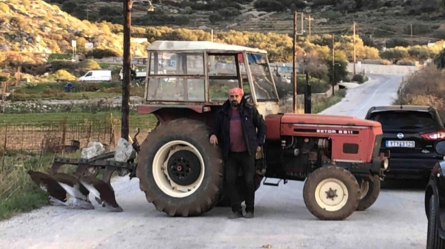 Ένας αλλά... λέων: Ο μοναδικός αγρότης της Αμοργού «έστησε» μπλόκο με το τρακτέρ του! 