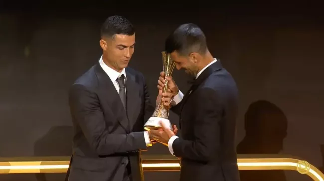 Βραβεύτηκε από τον CR7 στα Globe Soccer Awards ο Τζόκοβιτς