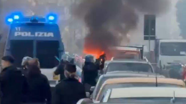 Άγρια επεισόδια μεταξύ οπαδών πριν το Τζένοα - Ίντερ, με καμένα οχήματα και τρεις τραυματίες 