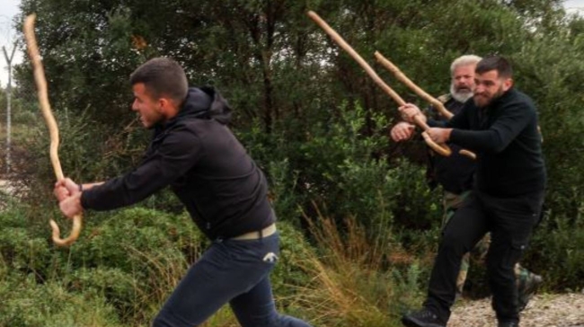 Αγρότης πήρε στο κυνήγι με μαγκούρα άνδρα των ΜΑΤ: Η φώτο που έγινε viral