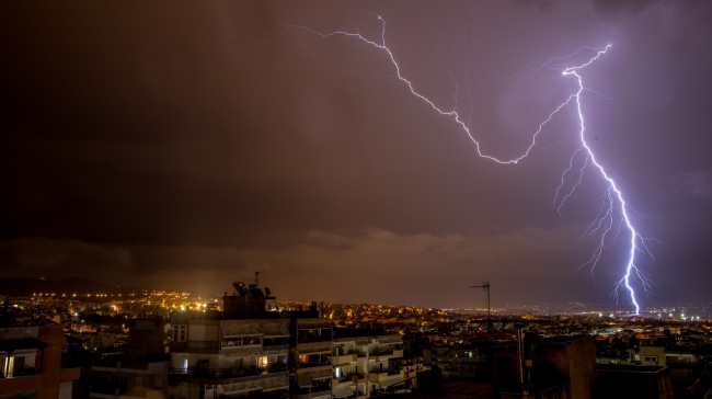 Πως προστατευόμαστε από κεραυνούς: Τι κάνουμε αν είμαστε έξω και στο αμάξι