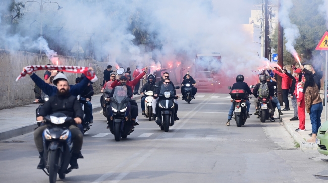 Χαμός στη Σύρο από τους οπαδούς του Ολυμπιακού (vid)