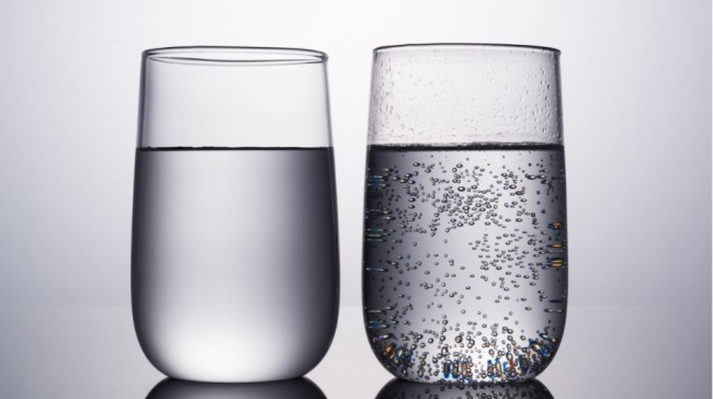 Νερό ανθρακούχο ή «απλό»; Οι διεθνείς τάσεις και η έκπληξη των Ελλήνων