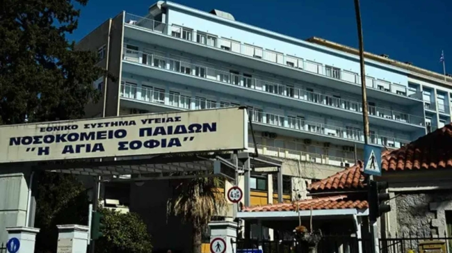 Στο Παίδων 14χρονη που βγήκε να πει τα κάλαντα: Φέρεται να παρασύρθηκε από αυτοκίνητο